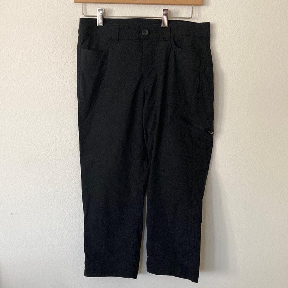 Eddie Bauer size 4 black capris 94% nylon 6% spandex 3 pockets Made in Sri Lanka